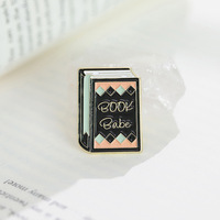 Nouveau produit conception d'explosion chat et amoureux des livres épinglette insigne métal livre livresque collecteur émail broche