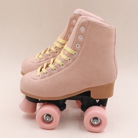 Patins à roulettes rétro rose clair mat, texture suède, patins montants avec roues en PVC rose pour fêtes et patinage décontracté