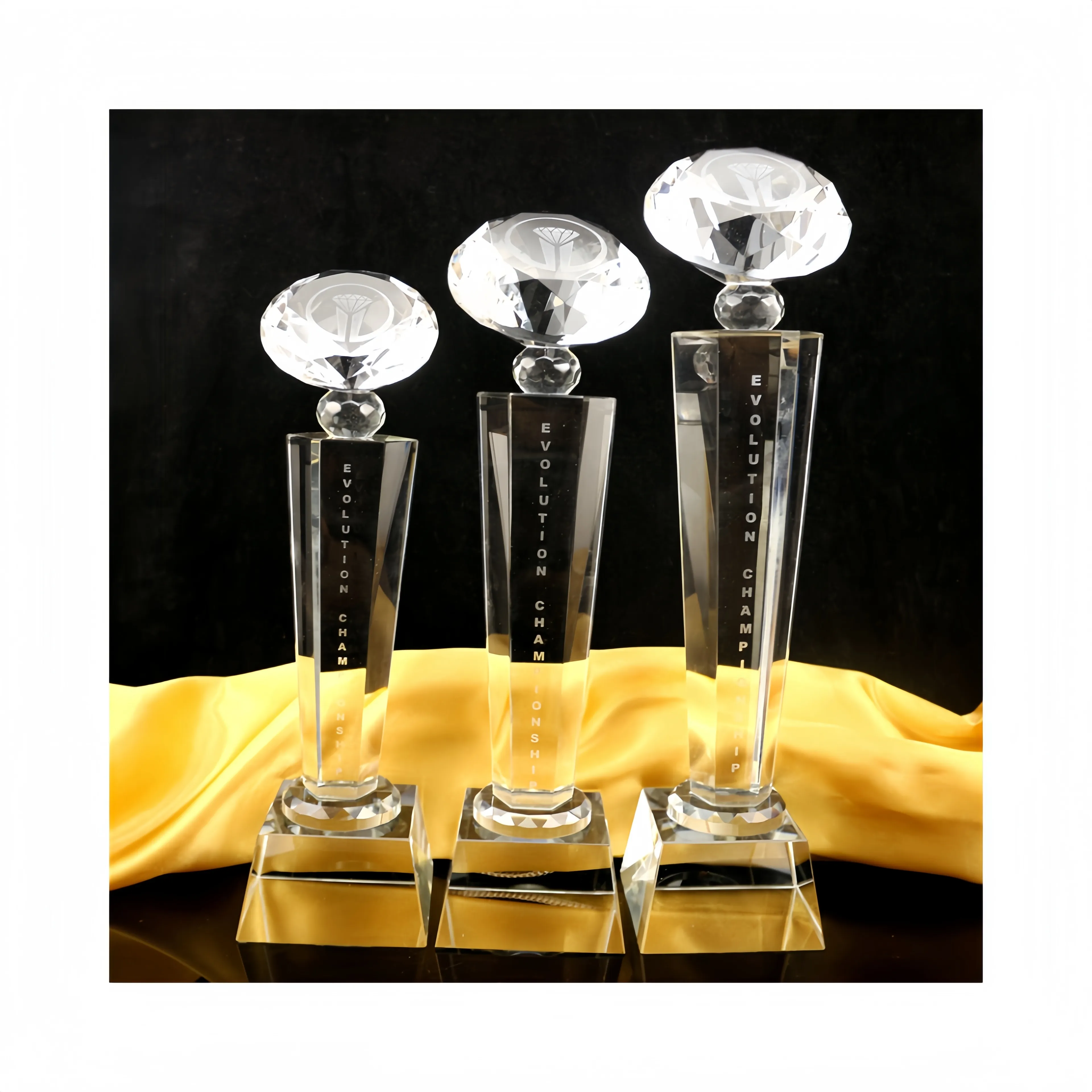 2024 Goedkope Diamanten Kristallen Trofee Met Gegraveerd Logo/Helder Kristal Diamant Trofee/Diamantvorm Kristal Award Voor Relatiegeschenk