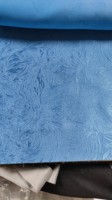 Favorisez un sommeil réparateur profond dans votre havre personnel avec notre tissu occultant en polyester 100 % tissé gaufré en rouleau