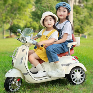 มอเตอร์ไซค์ไฟฟ้าสำหรับเด็กแบบสามล้อ ชาร์จไฟได้ มีที่นั่งคู่ พร้อมไฟและเสียงเพลง สำหรับเด็กเล่นกลางแจ้ง - Product Image 1