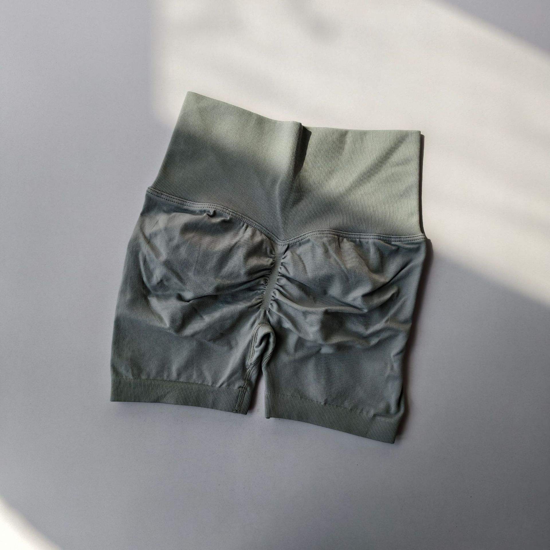 สีเทาอ่อน