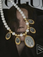 Collier avec pendentif en forme de Jésus en imitation perle blanche de mode en gros avec plaqué or 18 carats, accessoire de tous les jours et cadeau
