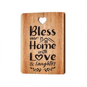 Planche à découper carrée en acacia gravée - Cadeau de déménagement pour les nouveaux propriétaires, les couples et les familles - Product Image 4