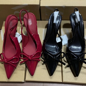 Nuevas Sandalias De Diseño Para Mujer 2025 Con Punta Puntiaguda, Lazo Rojo Lacado, Boca Ligera Y Correa Trasera - Product Image 4