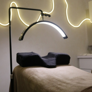 Nouveau support de sol rétractable noir, blanc et or de 24 pouces avec rotation à 360 degrés, pince à cils de salon de beauté avec lumière lunaire LED - Product Image 1