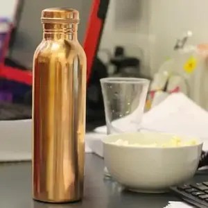 Vente en gros de bouteilles d'eau en cuivre pur haute durabilité pour les cadeaux fabriquées à la main en Inde - Product Image 3