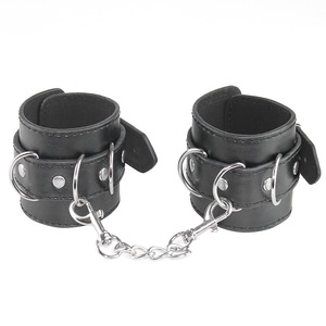 Menottes sexy en cuir PU noir avec chaîne pour adultes - Product Image 1