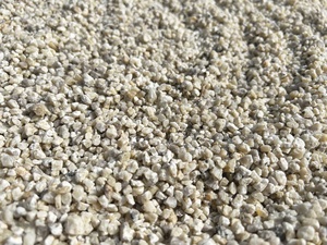 Gravier blanc en pierre naturelle 3mm-5mm Sac de 20kg pour applications de jardinage Aggloméré de pierre concassée avec des caractéristiques de drainage et de durabilité - Product Image 2