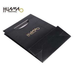 Sac en papier noir mat de luxe avec logo personnalisé en feuille d'or et poignée découpée pour cadeaux, vêtements, cosmétiques et emballages de parfums - Product Image 6