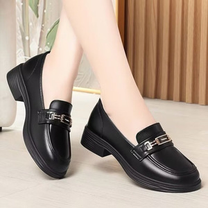 2025 printemps nouveau à talons bas femmes en cuir chaussures plates simple face semelle souple confortable sans lacet mocassins pour femmes - Product Image 1