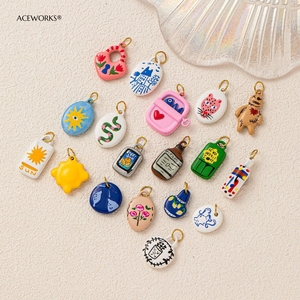 L'envie de jouir de la vie, à l'heure de la rétrogigue enfantine |   Pendentif en émail peint à la main en acier inoxydable plaqué or 18K PVD, imperméable, hypoallergénique, durable - Product Image 3