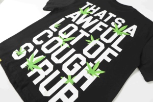 T-shirt da Uomo di Alta Qualità, Abbigliamento Streetwear Casual, Maglietta con Stampa di Lettere 'THAT'S AWFUL LOT of COUGH SYRUP' per Uomo - Product Image 4