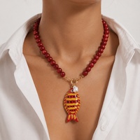 Collier ras du cou bohème multicolore en acrylique avec pendentif poisson de dessin animé pour femme, accessoire tendance pour les vacances, bijou cadeau