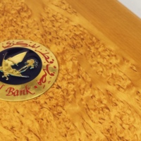 Boîte à chocolat en placage de bois de burl avec logo personnalisé, doublure en satin et velours, plateau intérieur en acrylique pour l'emballage de chocolats et dattes de Ramadan