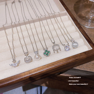 Collana con Ciondolo a Forma di Luna in Zirconi Placcato Oro 18K di Alta Qualità per Donna, Elegante Catena alla Moda - Product Image 3