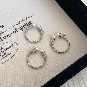 Bague pour femme en argent sterling S925, design vintage, petit modèle, torsades tressées, avec double perle simple et sophistiquée, petite taille - Product Image 1