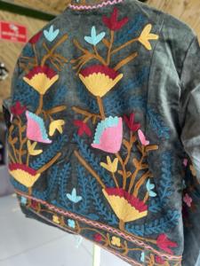Chaqueta Bomber Unisex de Terciopelo Bordada |   Abrigo de Moda Floral Artesanal de Primera Calidad |   Forro de Algodón Estilo Boho Otoño/Invierno - Product Image 3