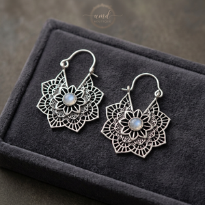 Pendiente de aro de plata con piedra lunar Suministro a granel Estilo tribal bohemio Patrón de flores de latón para bodas Fiestas Regalos Compromisos - Product Image 1