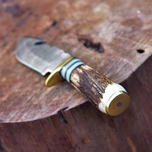 Gancho de tripa hecho a mano Damasco Caza Cuchillo para desollar Cuernos de ciervo Cuchillo con Funda de cuero Vaquero - Product Image 4