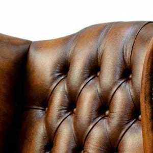 Fauteuil Chesterfield classique en cuir marron à dossier haut capitonné pour la maison - Product Image 5
