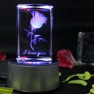 Cubo de cristal K9 con láser 3D, Rosa, con base LED decorativa, pisapapeles - Product Image 1