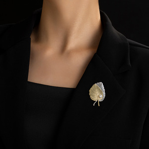 MUYU Maple Leaf Brooch Zinc Alloy Pearl Inlay Women's Fashion Accessory Daily Wear - Product Image 3