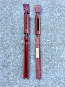 מחבר פלדה מודרני ועמיד במיוחד לתבניות בטון עם פלטה כפופה מתכווננת לגודל, ליישור תבניות ותמיכה בקירות - Product Image 1