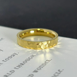 Anelli alla Moda in Acciaio Inossidabile Placcato Oro 18K PVD con Motivo a Ghiaccio Frantumato e Texture Martellata a Mano - Product Image 4