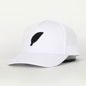 Casquette de golf personnalisée à 5 panneaux en polyester blanc perforée au laser, casquette de baseball imperméable pour homme avec logo en PVC - Product Image 1