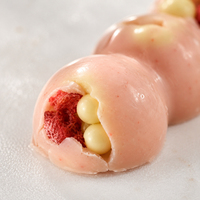 Barres de chocolat croquantes aux fraises et aux billes de tapioca éclatantes, qualité supérieure, vente en gros OEM, collation amusante en vrac, carton de 10 kg, directement de l'usine