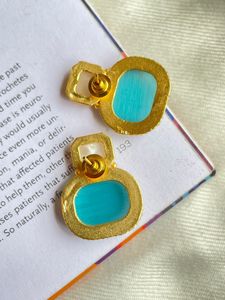 Monalisa Boucles d'oreilles géométriques en pierre dorée légères avec finition argentée pour femmes Produit ethnique en vrac Bijoux de mode - Product Image 4