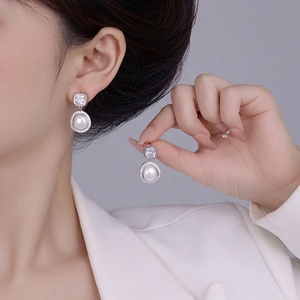 Pendientes Geométricos de Circonia Estilo Retro Francés para Mujer, Joyería de Cobre de Alta Gama, Nueva Tendencia, con Perla, Hechos a Mano, Modernos - Product Image 2