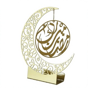 Decoración de Ramadán de Metal Dorado de la COLECCIÓN QUALITY, Luna Creciente con Caligrafía Árabe, Soporte para Uso en Interiores - Product Image 1