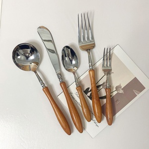 Ensemble de couverts de luxe léger en acier inoxydable 304 avec manche en bois de rose, style européen, design nordique rétro, pour steak et cuisine occidentale, de l'atelier de Guangzhou - Product Image 3