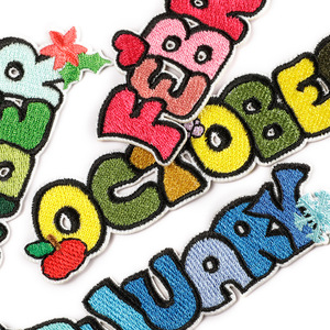 Patch brodé personnalisé en gros, style logo gaufré vieilli, avec lettres colorées, thermocollant pour vêtements - Product Image 1