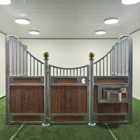 Écurie modulaire préfabriquée en bambou de 4 m, style européen, galvanisée à chaud, avec toit, personnalisable