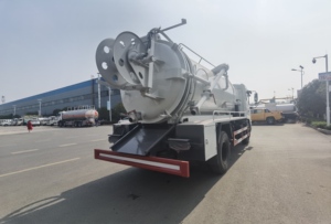 Camion de réparation d'urgence municipal Dongfeng 4x2 de Chine, véhicule utilitaire de type caisse, camion d'aspiration d'eaux usées haute pression, réservoir d'aspiration diesel - Product Image 5