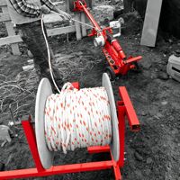 Chariot de manutention de cordes tout-terrain en acier robuste OEM et dévidoir de bobines de fil portable sur roues pour le déplacement de bobines de câbles industriels