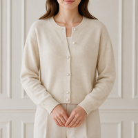 Maßgefertigte Damen-Wollstrickjacke im Vintage-Stil Schokoladenbraun Rundhalskragen Herzförmige Knöpfe Lange Ärmel OEM ODM Fabrik