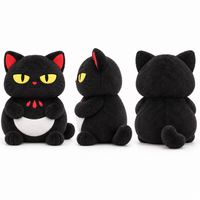 Peluche personnalisée chat noir avec yeux jaunes, pose assise et queue courbée pour cadeaux d'Halloween et présentoirs saisonniers