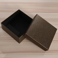 Boîte cadeau carrée de fabricant en gros, style tiroir, avec couvercle ciel-terre et design à motif ceinture, doublure en éponge