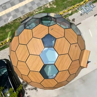 Dôme en verre hexagonal semi-transparent sur mesure pour stand d'exposition, kiosque ou espace commercial