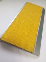 Profilé de marche antidérapant jaune en abrasif direct fabricant avec insert en carbure de silicium, moulage de marche superposé