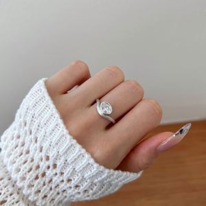Bague de promesse de mariage Dylam en argent S925 de haute qualité, surface brossée incurvée, forme ovale, diamant, topaze, zircone 5A - Product Image 4