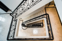 Escalier intérieur européen CBMmart, couleur noire, design en fer forgé, escalier en marbre blanc de luxe