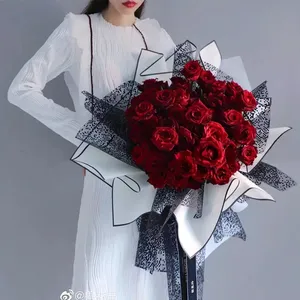 Schwarzes weißes Border-Rosenblumen-Geschenk papier im koreanischen Stil Halb transparentes Geschenk papier Florist-Blumenstrauß-Geschenk papier