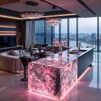 Îlot de cuisine en onyx rose naturel rétroéclairé sur mesure, comptoir de bar cascade en pierre translucide lumineuse à LED pour villa à plan ouvert