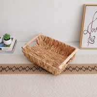 Panier de rangement rectangulaire en jonc de mer tressé avec poignées en bois pour bureau, table basse, cosmétiques, clés et collations - Écologique