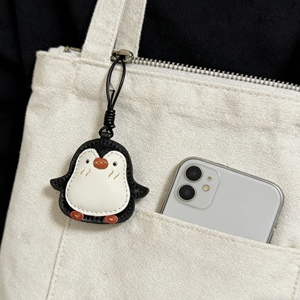 Llavero de pingüino de cuero de primera calidad, hecho a mano, 3D, de doble cara, colgante para bolso, mini colgante curativo para estilo invernal y regalos - Product Image 4